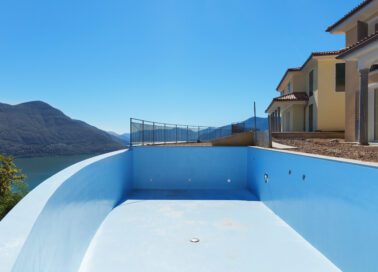 ¿Es bueno vaciar la piscina en invierno? Consejos y errores a evitar