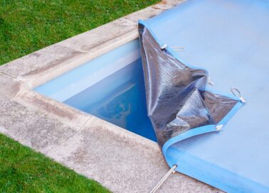 Imagen de una cubierta cubriendo una piscina. 