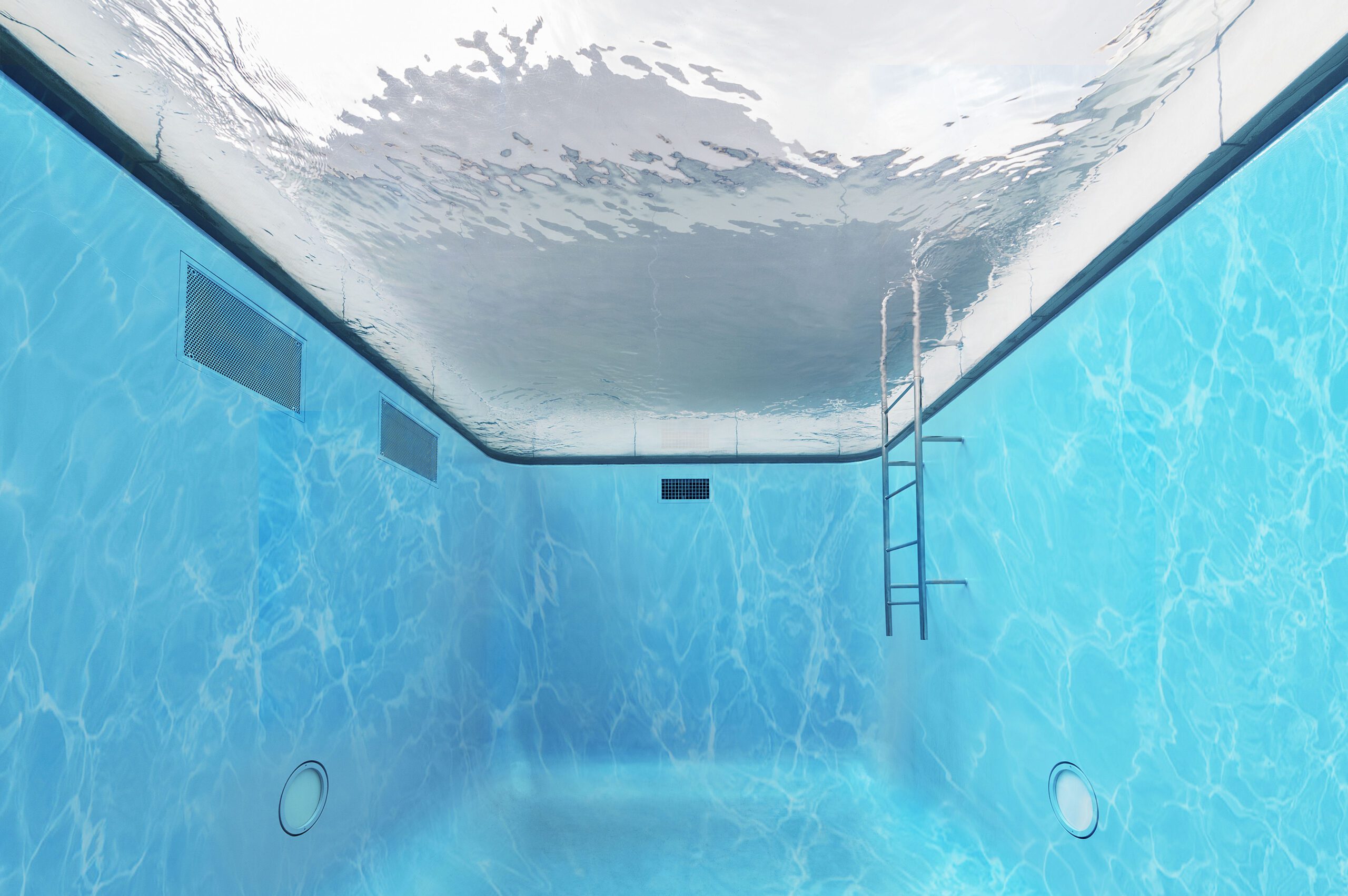 Piscina vista desde abajo