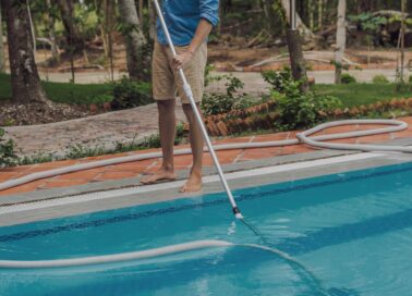 Porquoi l'eau de la piscine verdit-elle (et comment éviter ce phénomène) ?